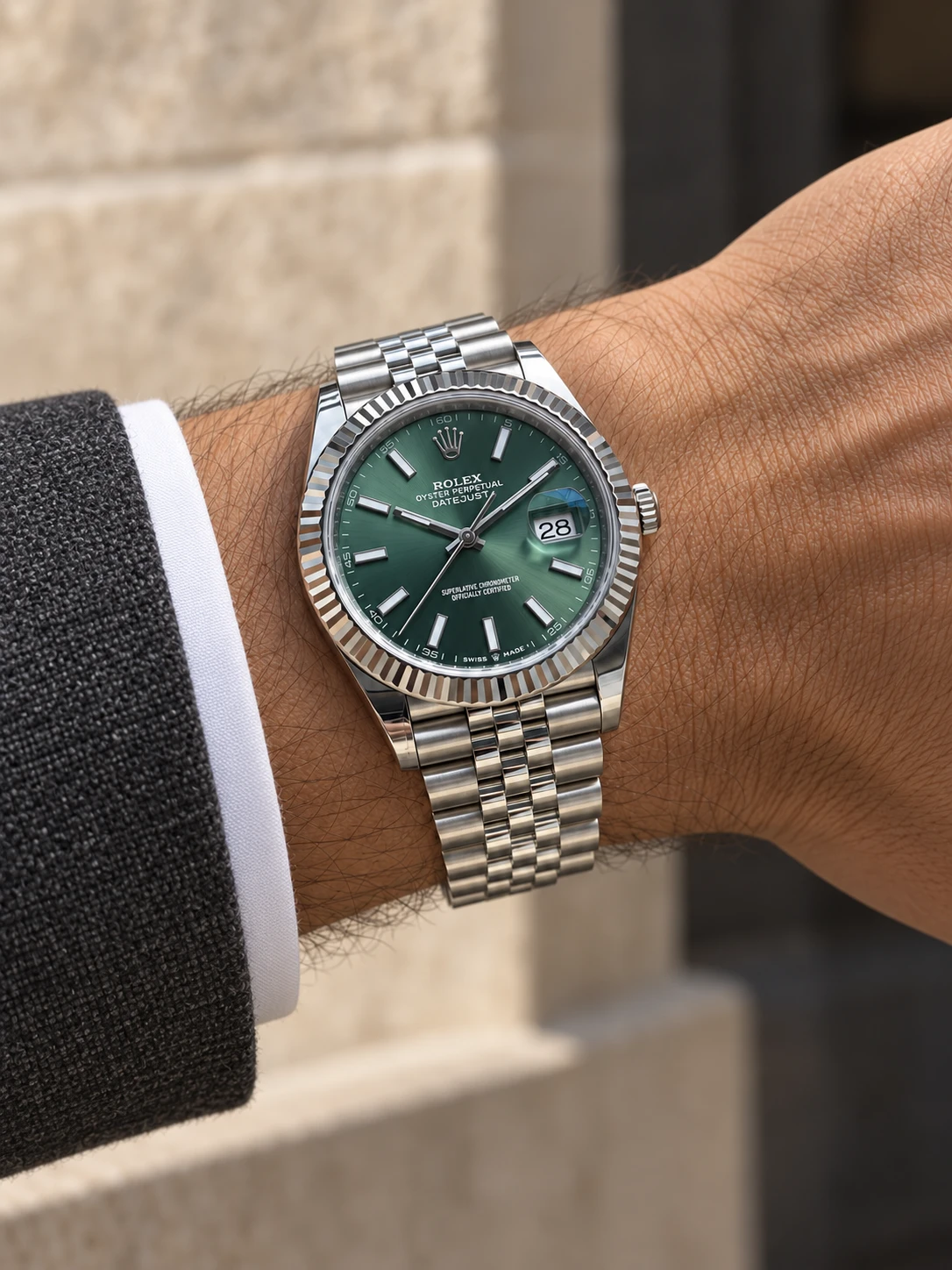 صورة توضيحية لساعة Rolex Datejust 41 بميناء أخضر نعناعي على المعصم