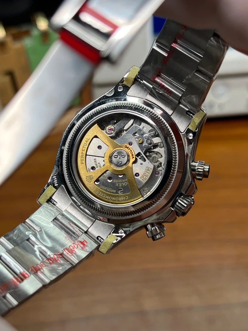 Cosmograph Daytona 40 — صورة من إدراج المورّد لهذه المواصفات، زاوية 4