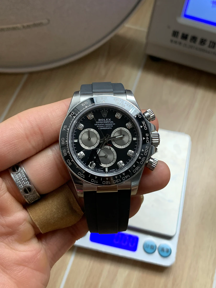 Cosmograph Daytona 40 — صورة من إدراج المورّد لهذه المواصفات، زاوية 1