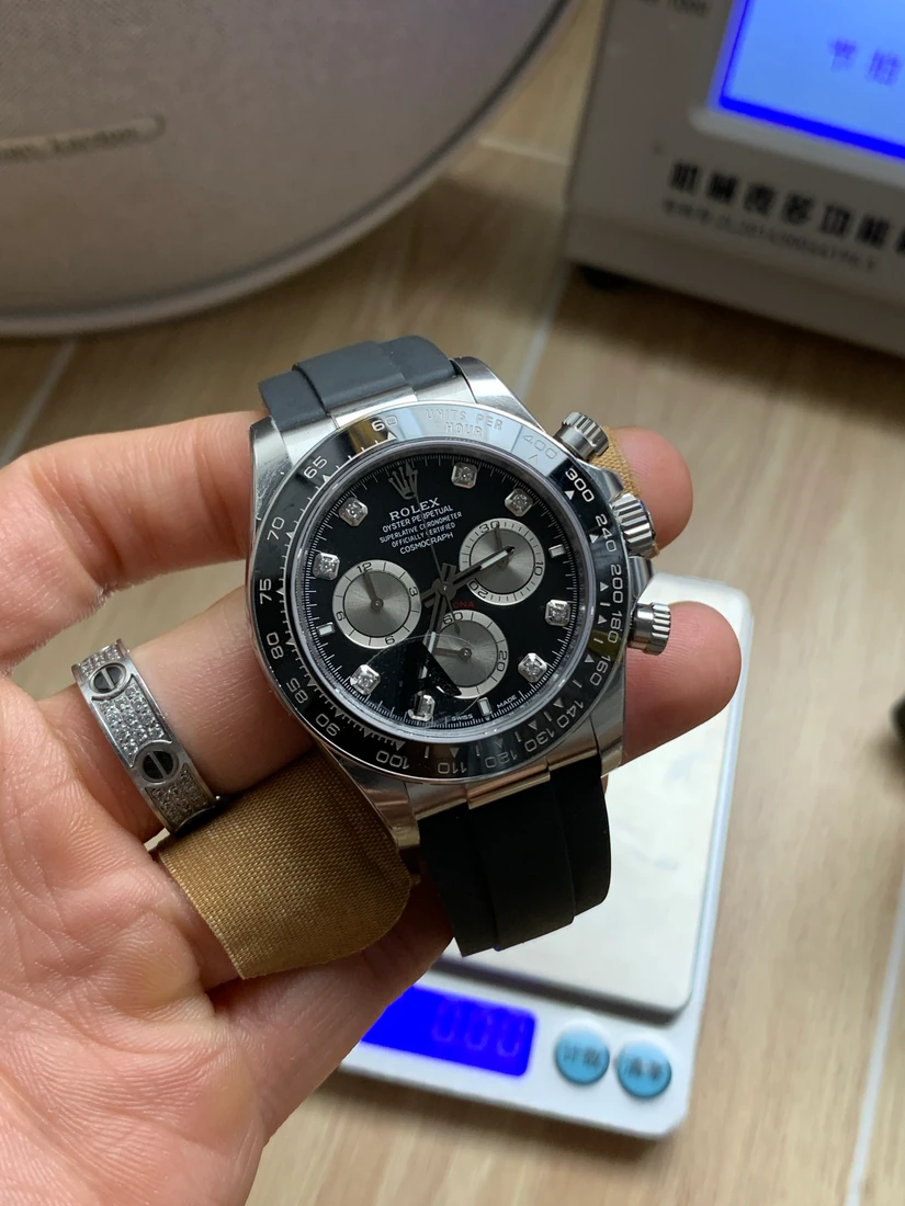 Cosmograph Daytona 40 — صورة من إدراج المورّد لهذه المواصفات، زاوية 3
