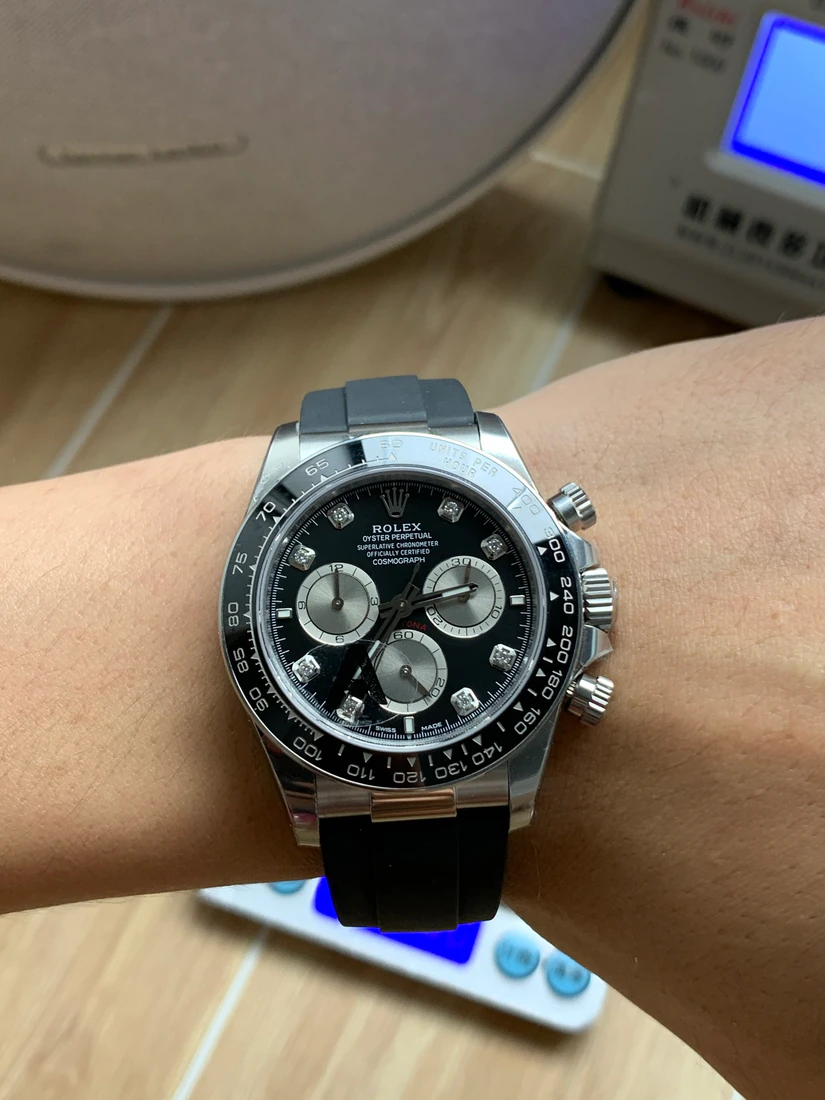 Cosmograph Daytona 40 — صورة من إدراج المورّد لهذه المواصفات، زاوية 4