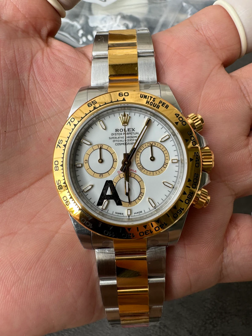 Cosmograph Daytona 40 — صورة من إدراج المورّد لهذه المواصفات، زاوية 3
