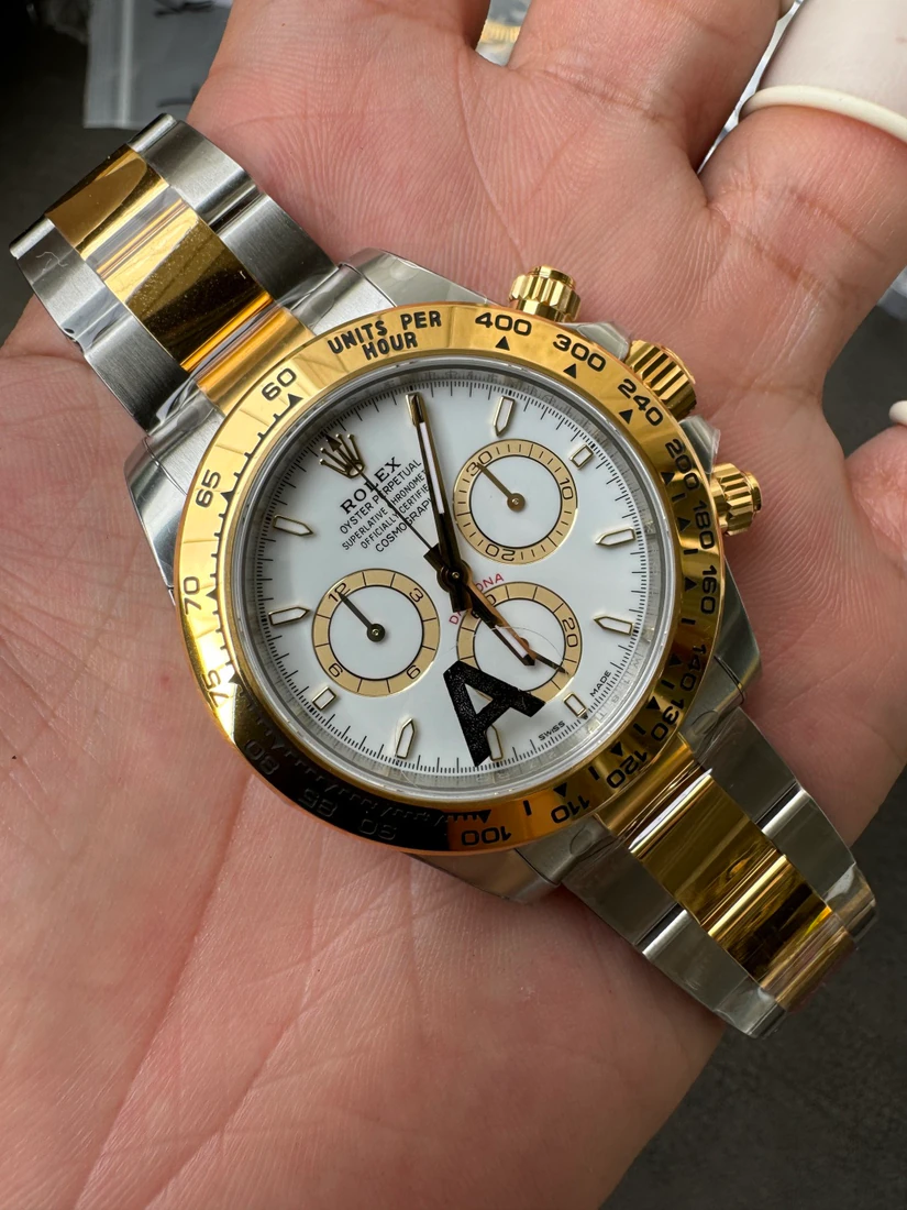 Cosmograph Daytona 40 — صورة من إدراج المورّد لهذه المواصفات، زاوية 4