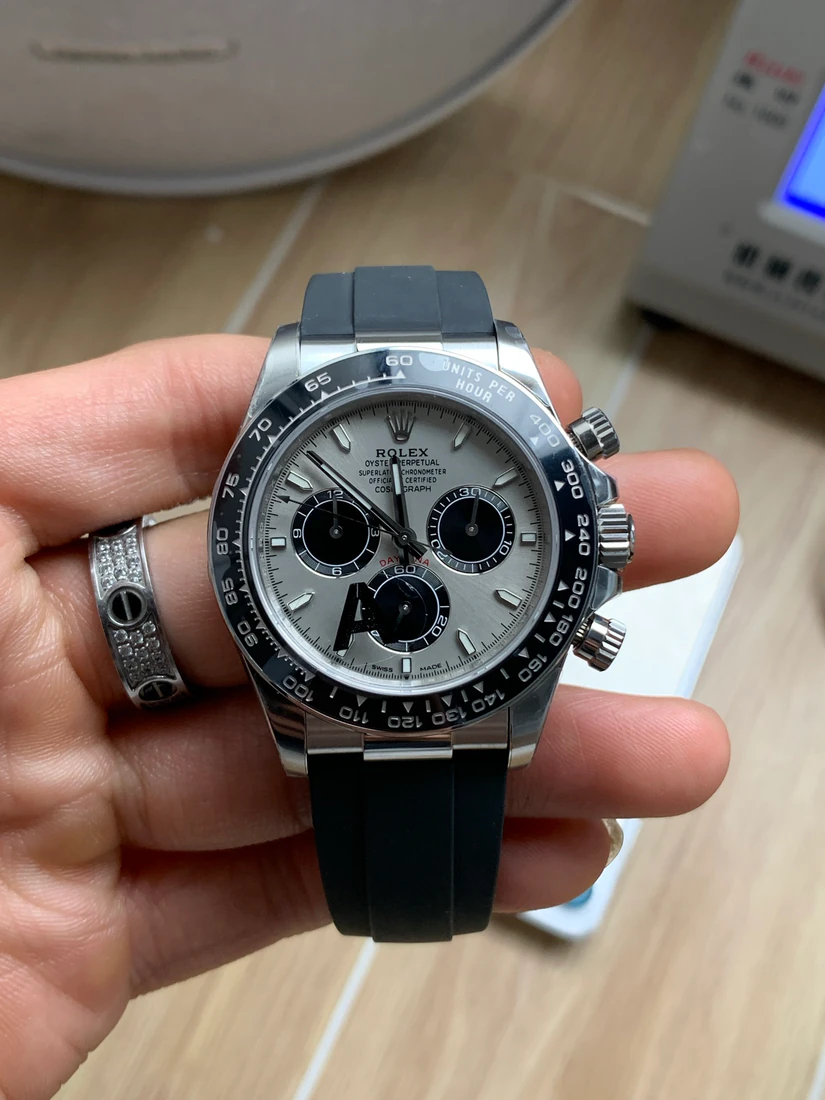 Cosmograph Daytona 40 — صورة من إدراج المورّد لهذه المواصفات، زاوية 1