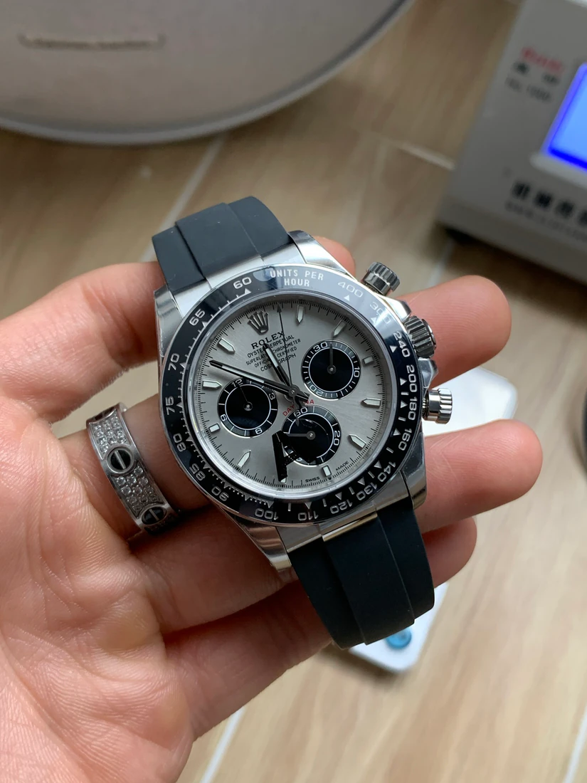 Cosmograph Daytona 40 — صورة من إدراج المورّد لهذه المواصفات، زاوية 2