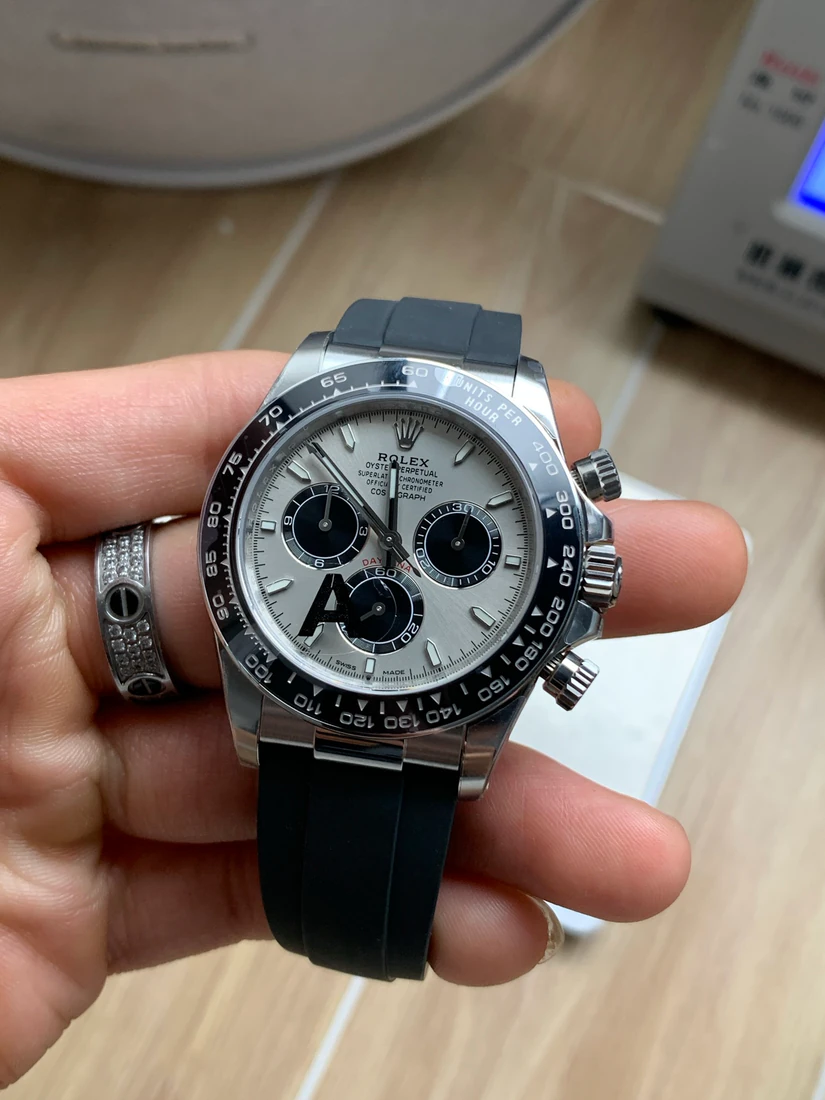Cosmograph Daytona 40 — صورة من إدراج المورّد لهذه المواصفات، زاوية 3
