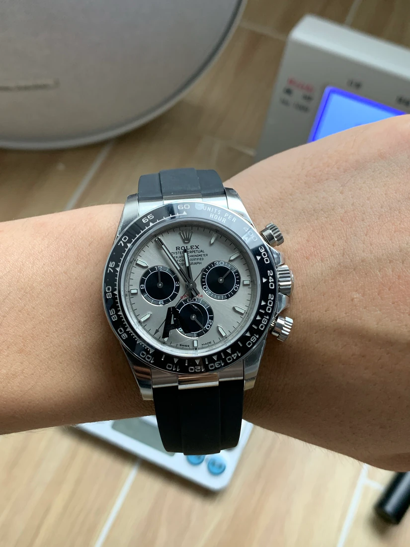 Cosmograph Daytona 40 — صورة من إدراج المورّد لهذه المواصفات، زاوية 4
