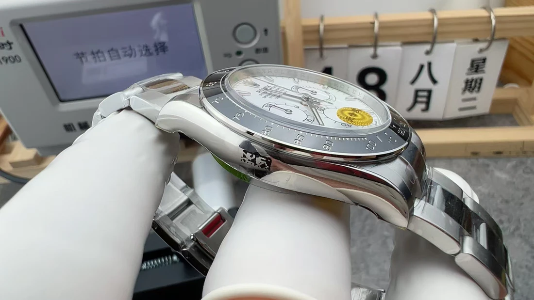 Cosmograph Daytona 40 — صورة من إدراج المورّد لهذه المواصفات، زاوية 2