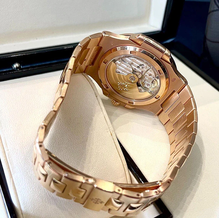 Nautilus 5711/1R — supplier listing photo of this configuration, view 3