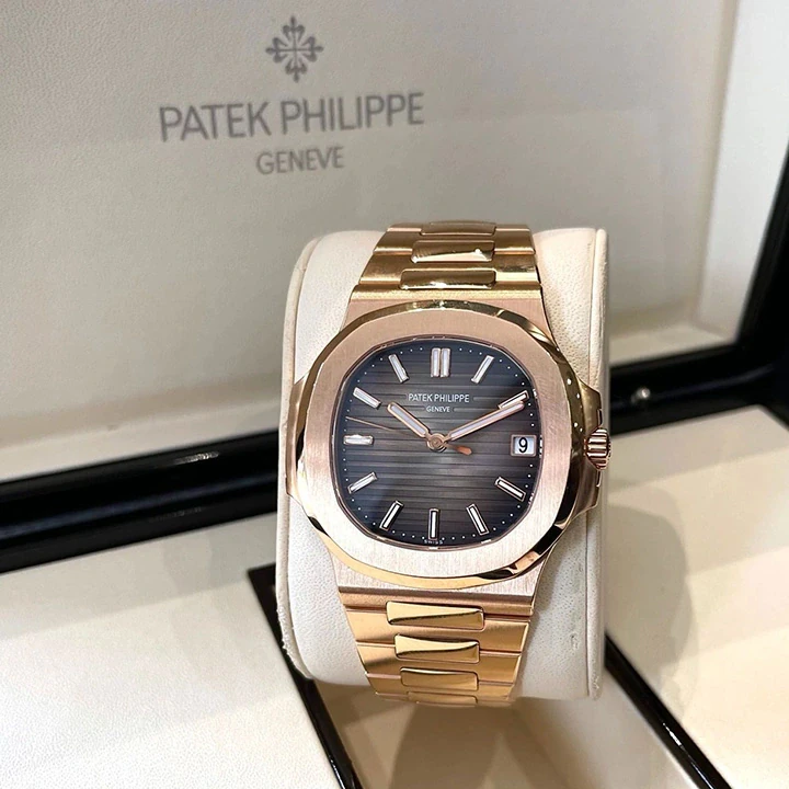 Nautilus 5711/1R — supplier listing photo of this configuration, view 5