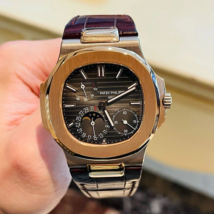 Nautilus Moon Phase 5712GR — صورة من إدراج المورّد لهذه المواصفات، زاوية 1