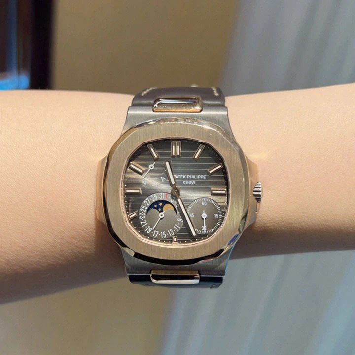 Nautilus Moon Phase 5712GR — صورة من إدراج المورّد لهذه المواصفات، زاوية 2