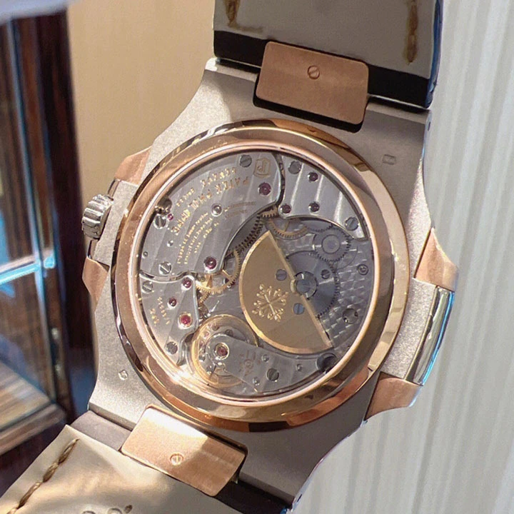 Nautilus Moon Phase 5712GR — صورة من إدراج المورّد لهذه المواصفات، زاوية 7