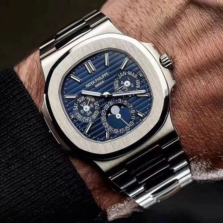 Nautilus Perpetual Calendar 5740/1G — صورة من إدراج المورّد لهذه المواصفات، زاوية 1