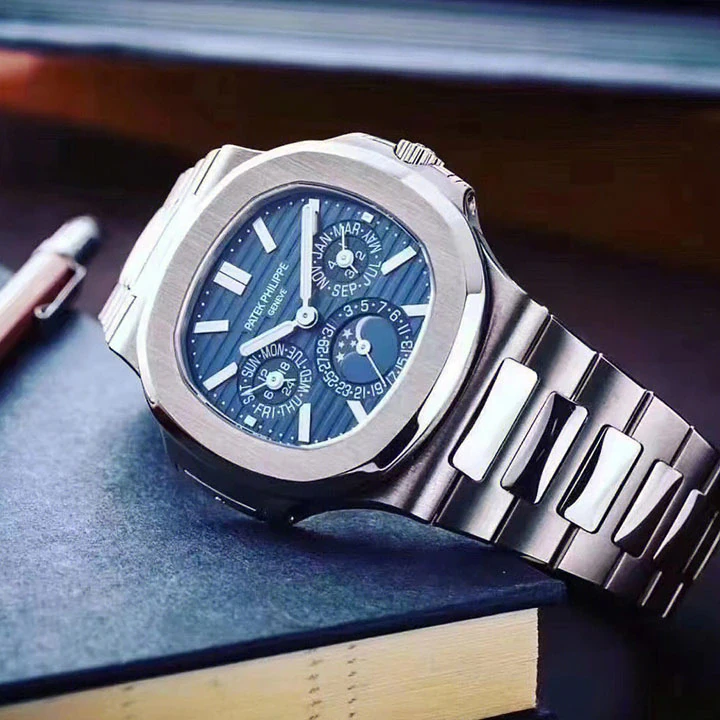 Nautilus Perpetual Calendar 5740/1G — صورة من إدراج المورّد لهذه المواصفات، زاوية 2