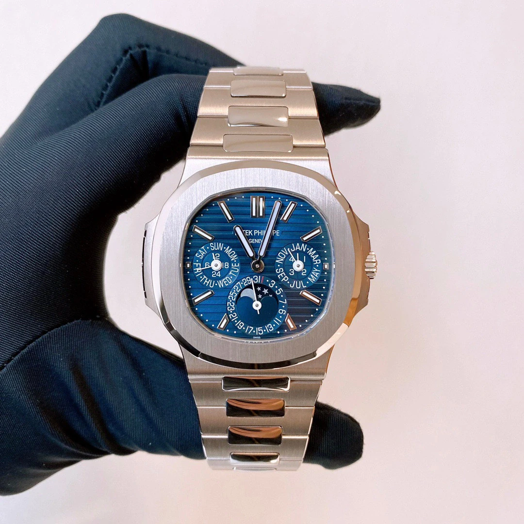 Nautilus Perpetual Calendar 5740/1G — صورة من إدراج المورّد لهذه المواصفات، زاوية 3