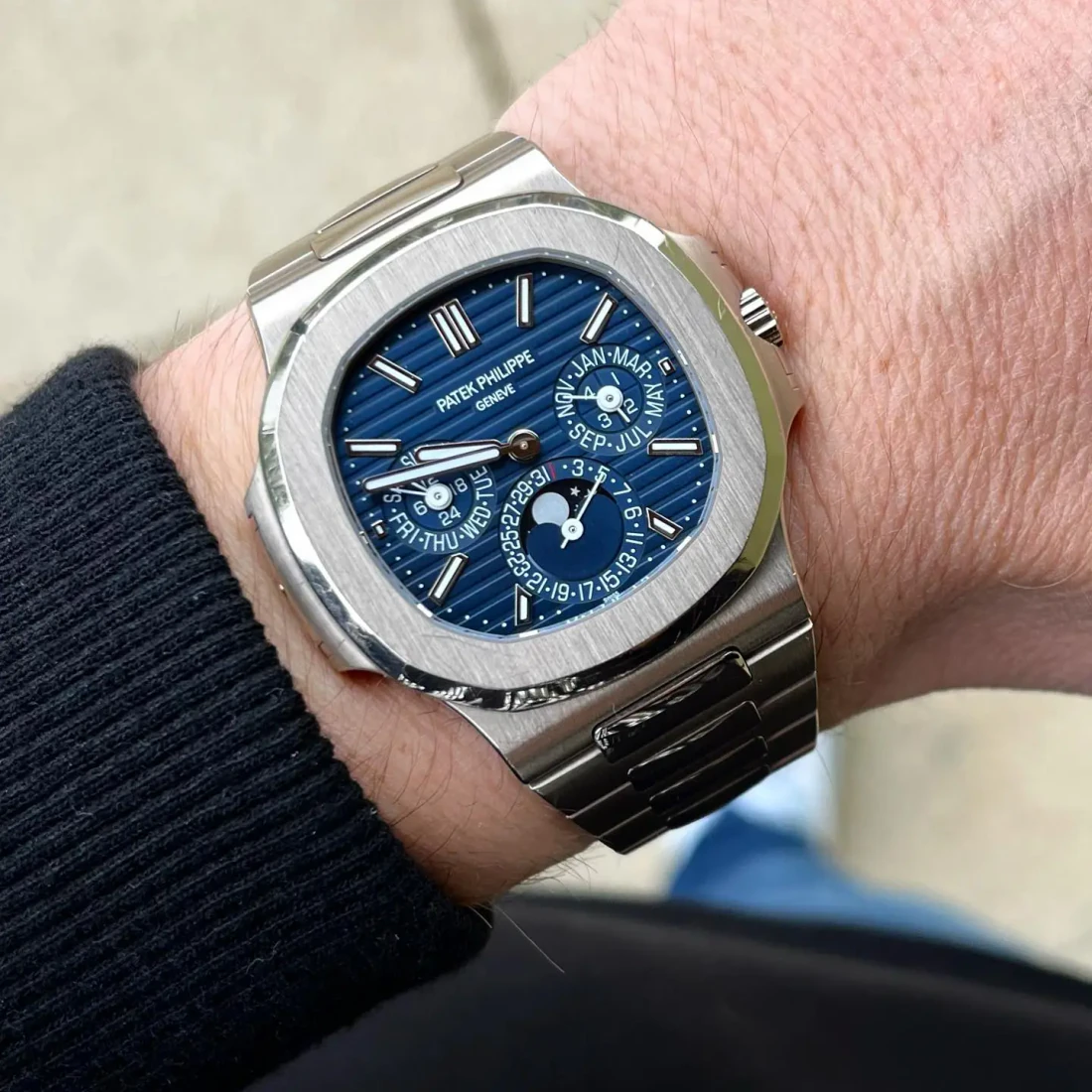 Nautilus Perpetual Calendar 5740/1G — صورة من إدراج المورّد لهذه المواصفات، زاوية 4