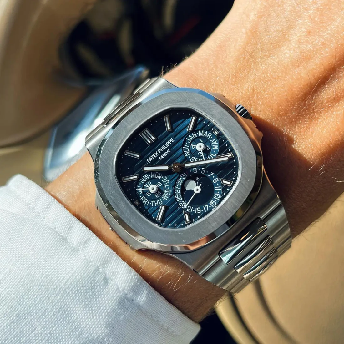Nautilus Perpetual Calendar 5740/1G — صورة من إدراج المورّد لهذه المواصفات، زاوية 6