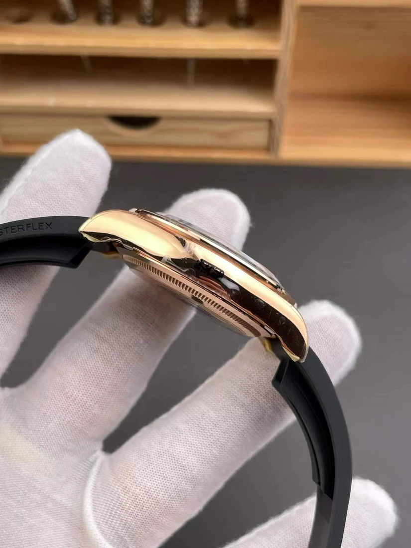 Cosmograph Daytona 40 — صورة من إدراج المورّد لهذه المواصفات، زاوية 4