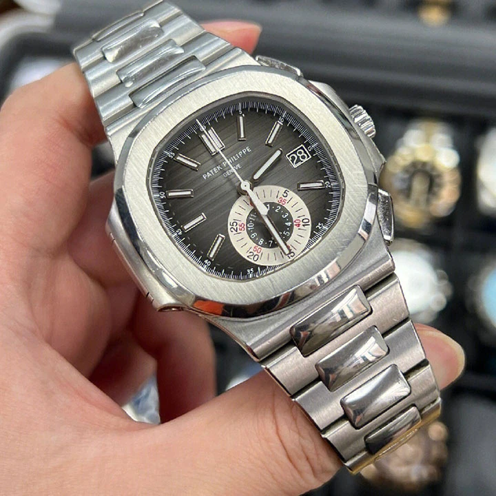Nautilus Chronograph 5980/1A — صورة من إدراج المورّد لهذه المواصفات، زاوية 1