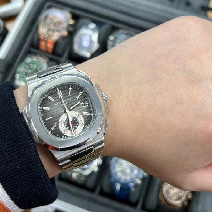 Nautilus Chronograph 5980/1A — صورة من إدراج المورّد لهذه المواصفات، زاوية 3