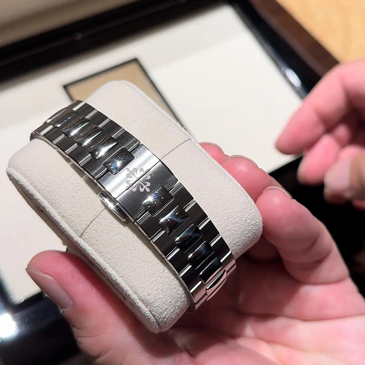Nautilus Travel Time Chronograph 5990/1A — supplier listing photo of this configuration, view 8