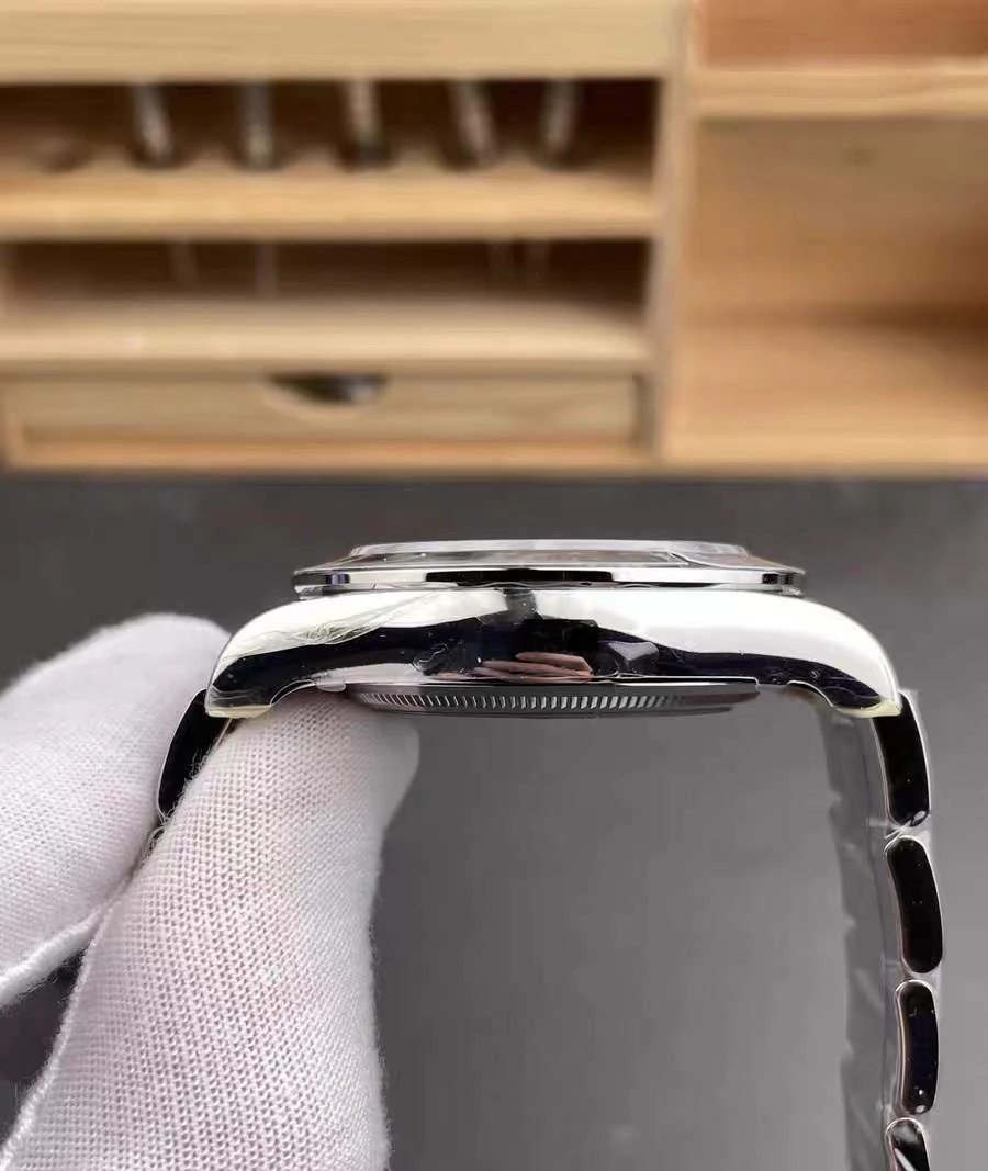 Cosmograph Daytona 40 — supplier listing photo of this configuration, view 4