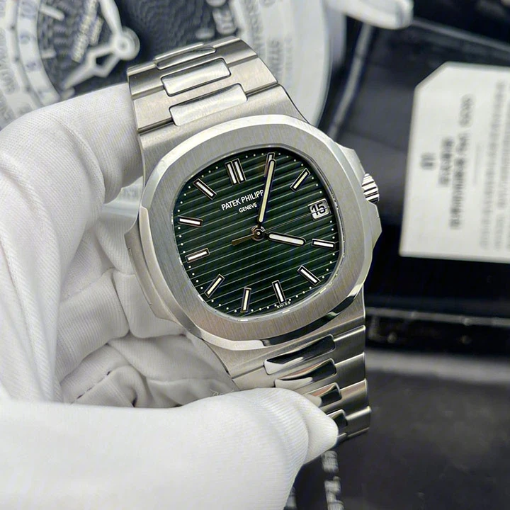 Nautilus 5711/1A — صورة من إدراج المورّد لهذه المواصفات، زاوية 2