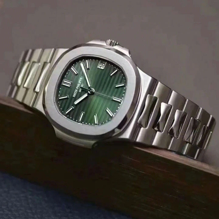 Nautilus 5711/1A — صورة من إدراج المورّد لهذه المواصفات، زاوية 3