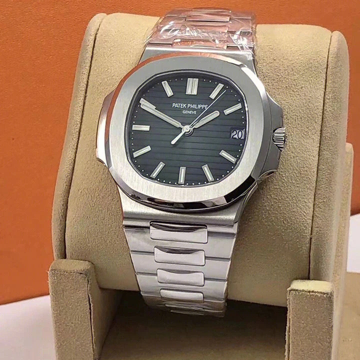 Nautilus 5711/1A — supplier listing photo of this configuration, view 2