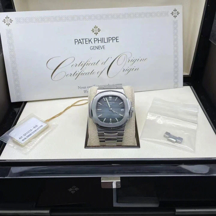 Nautilus 5711/1A — supplier listing photo of this configuration, view 3