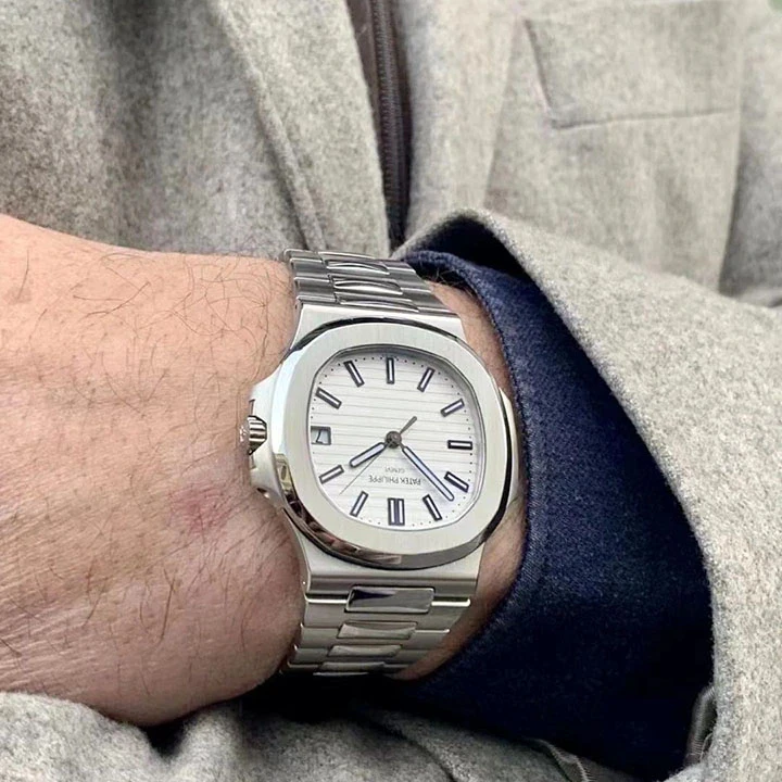 Nautilus 5711/1A — صورة من إدراج المورّد لهذه المواصفات، زاوية 1