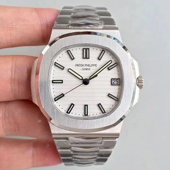 Nautilus 5711/1A — صورة من إدراج المورّد لهذه المواصفات، زاوية 2