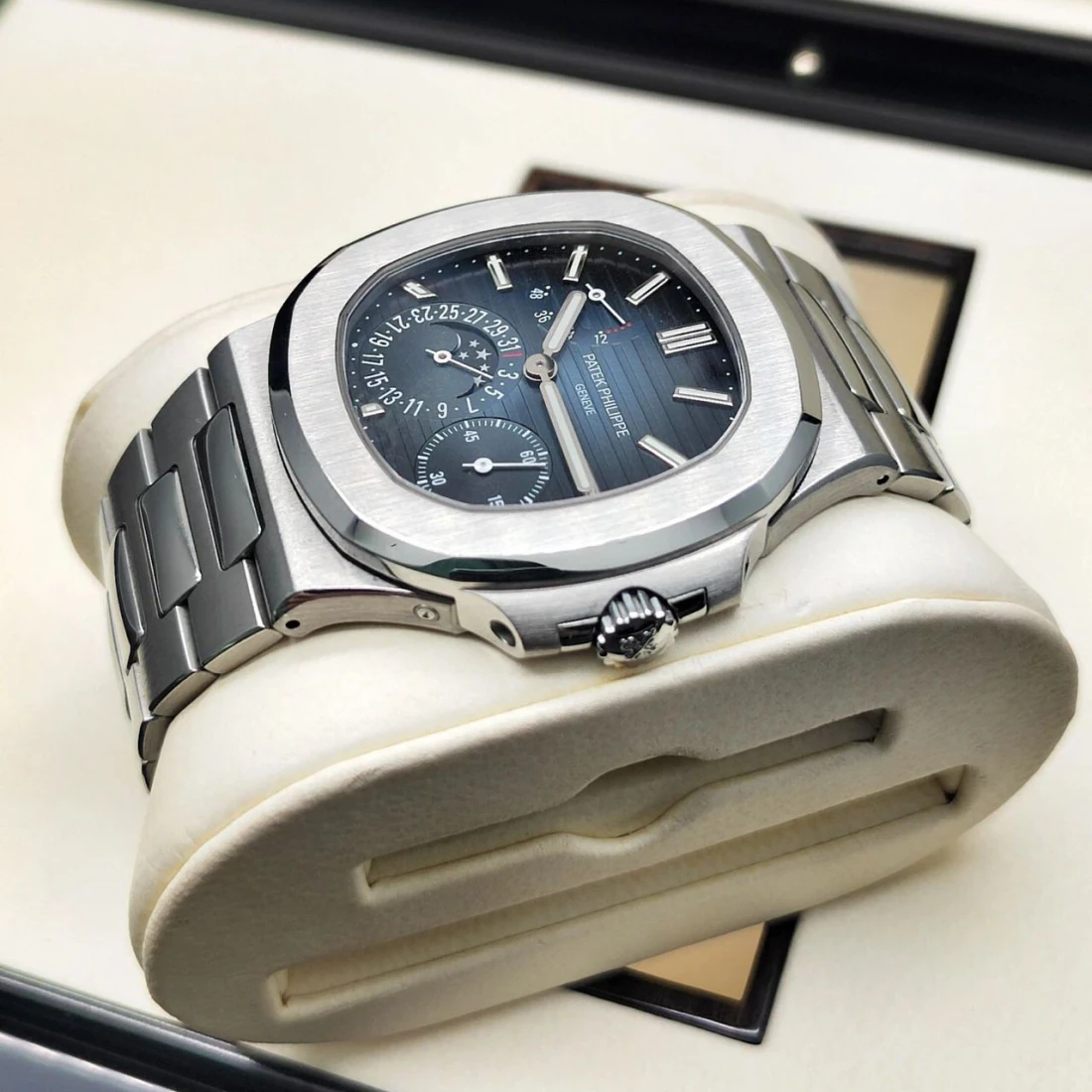 Nautilus Moon Phase 5712/1A — supplier listing photo of this configuration, view 3