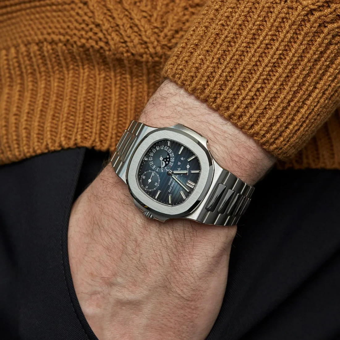 Nautilus Moon Phase 5712/1A — supplier listing photo of this configuration, view 5