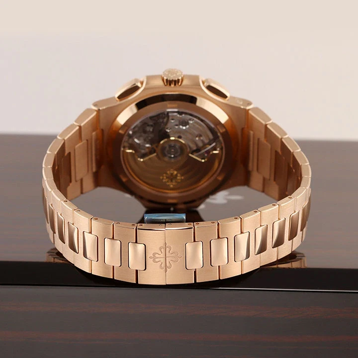Nautilus Travel Time Chronograph 5990/1R — صورة من إدراج المورّد لهذه المواصفات، زاوية 1