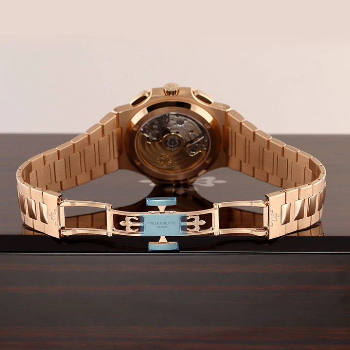 Nautilus Travel Time Chronograph 5990/1R — صورة من إدراج المورّد لهذه المواصفات، زاوية 4