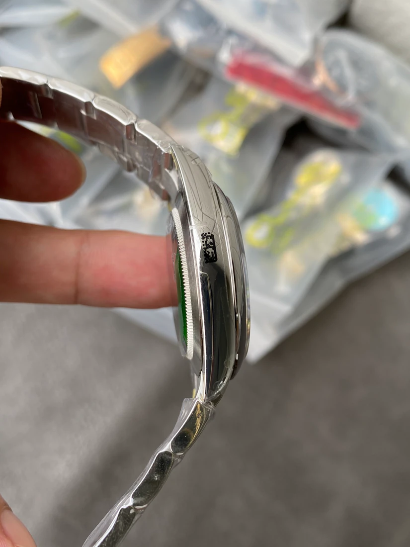 Oyster Perpetual 41 — صورة من إدراج المورّد لهذه المواصفات، زاوية 4