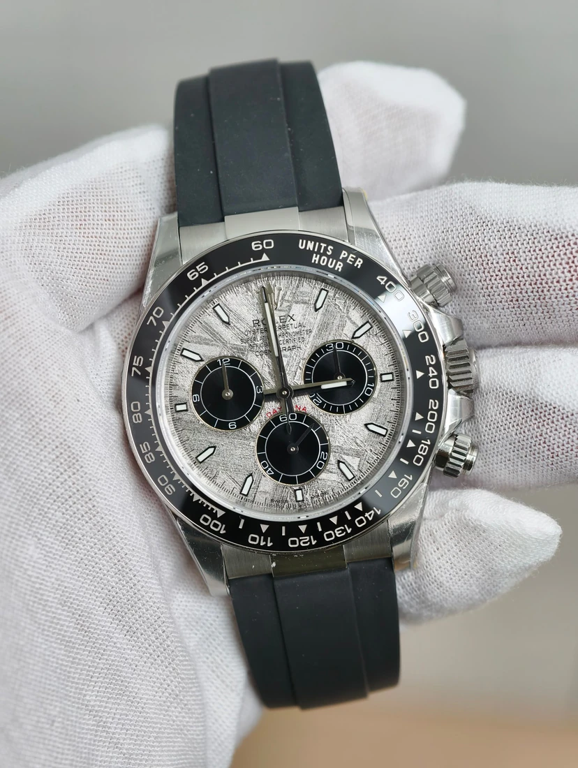 Cosmograph Daytona 40 — صورة من إدراج المورّد لهذه المواصفات، زاوية 1