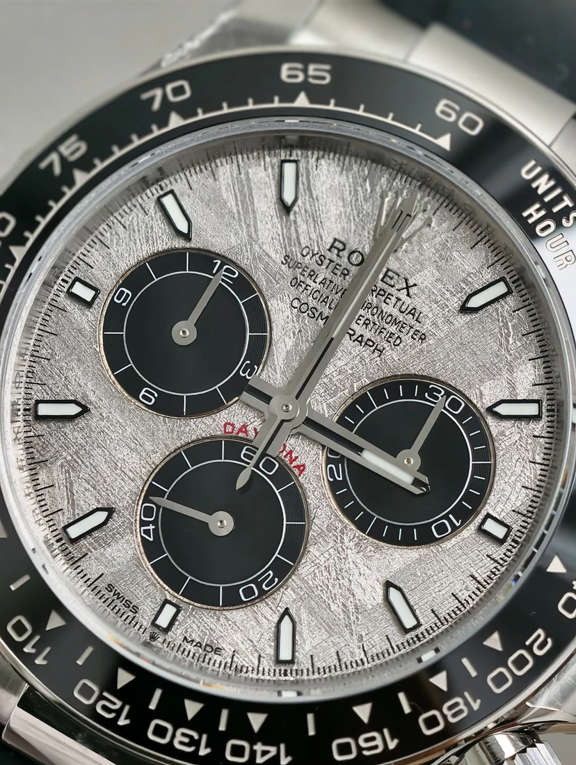 Cosmograph Daytona 40 — صورة من إدراج المورّد لهذه المواصفات، زاوية 2