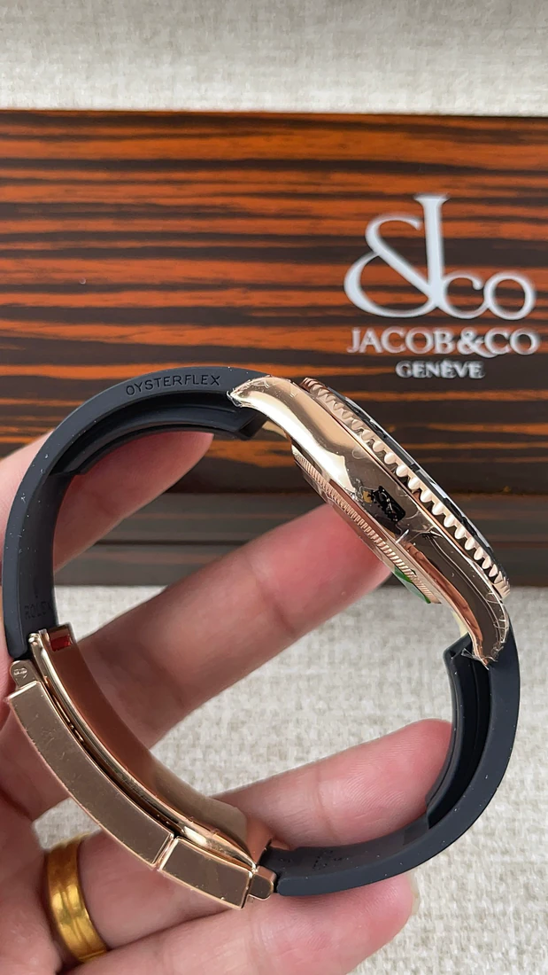 Yacht-Master 40 — صورة من إدراج المورّد لهذه المواصفات، زاوية 3