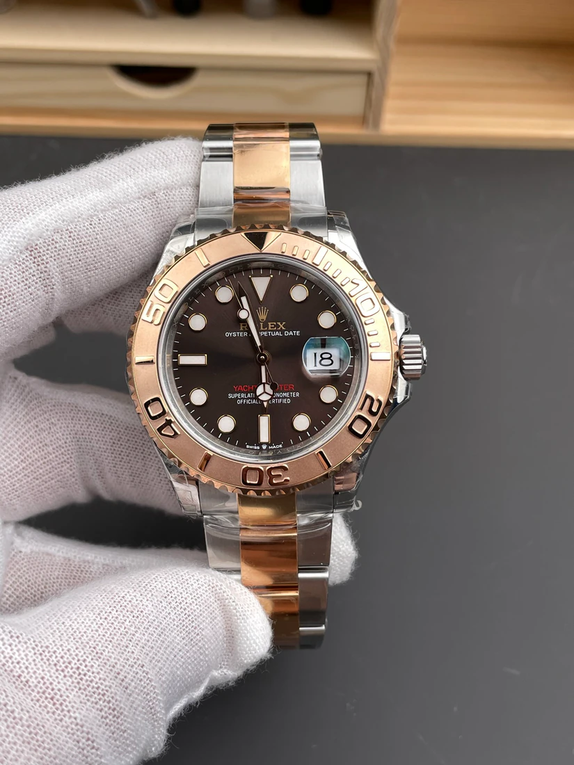 Yacht-Master 40 — صورة من إدراج المورّد لهذه المواصفات، زاوية 1