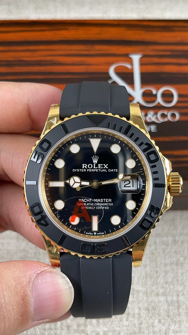 Yacht-Master 42 — صورة من إدراج المورّد لهذه المواصفات، زاوية 1