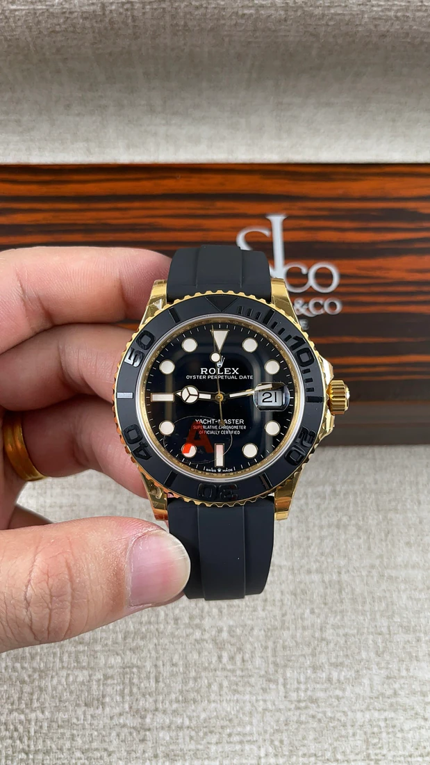 Yacht-Master 42 — صورة من إدراج المورّد لهذه المواصفات، زاوية 2