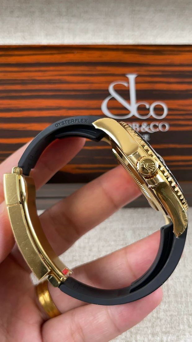 Yacht-Master 42 — صورة من إدراج المورّد لهذه المواصفات، زاوية 3